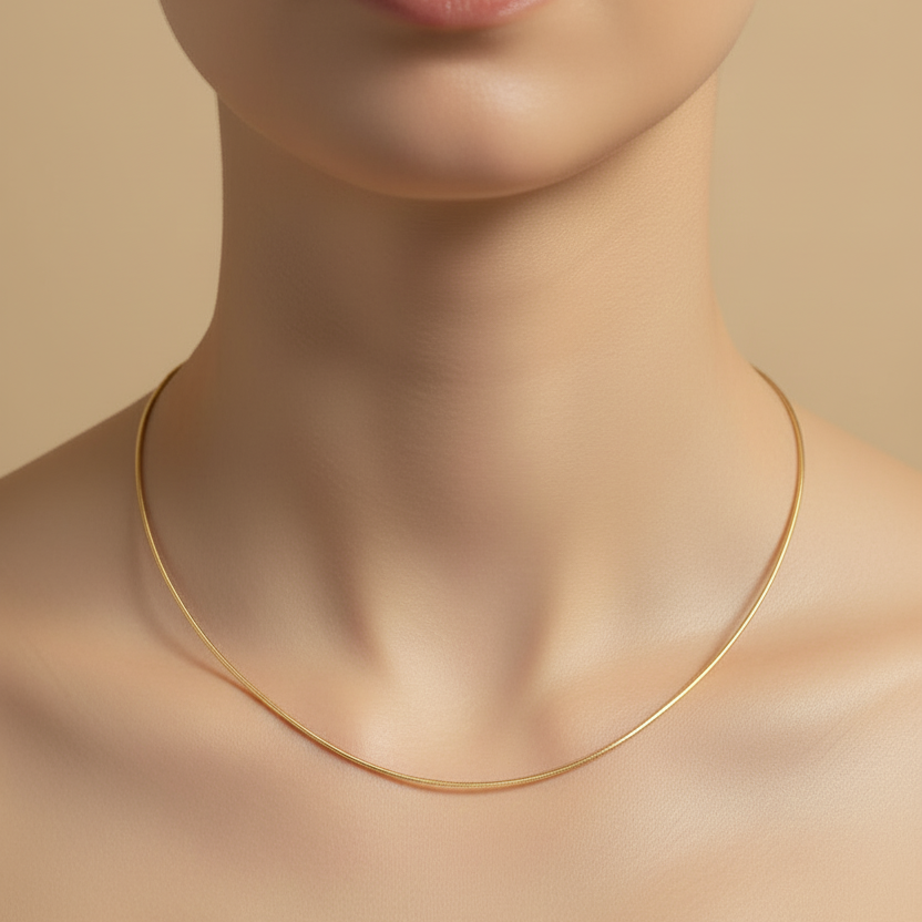 Collar omega dorado puesto en mujer