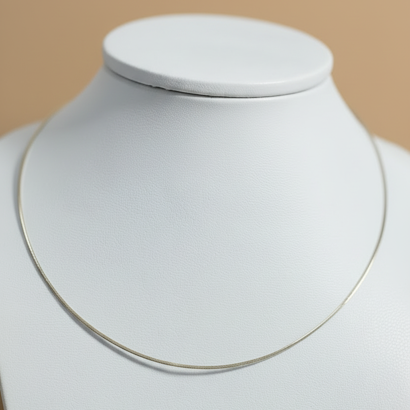 Collar omega en exhibidor beige