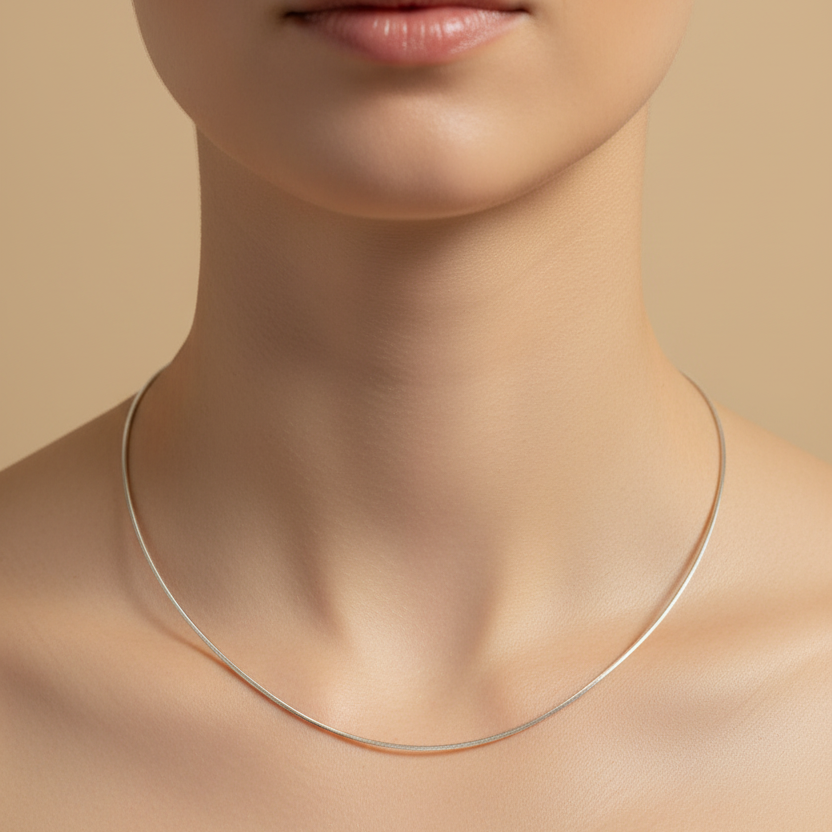 Collar omega puesto en mujer