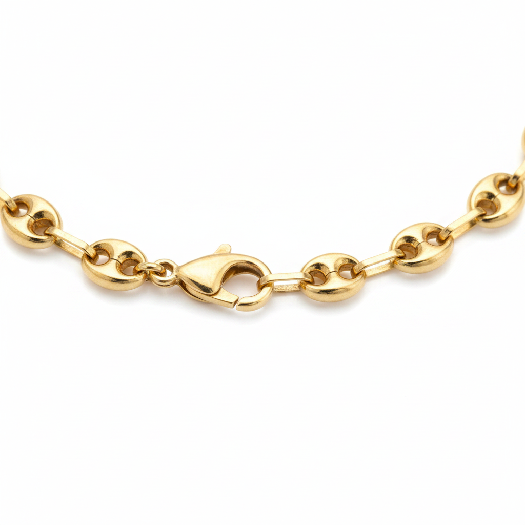 Detalle macro eslabones puffed gucci oro cuadrado
