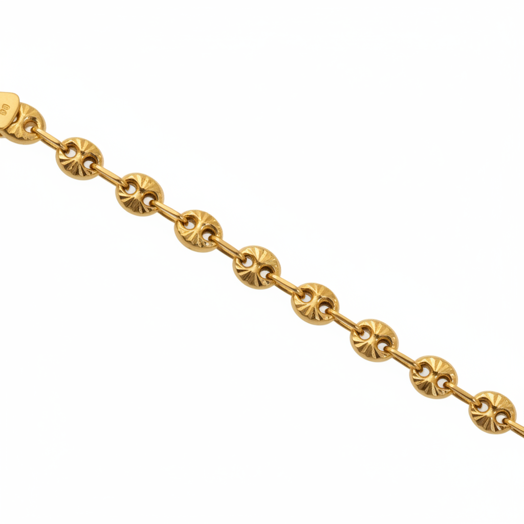 Detalle macro tejido pulsera cadena oro eslabones gucci