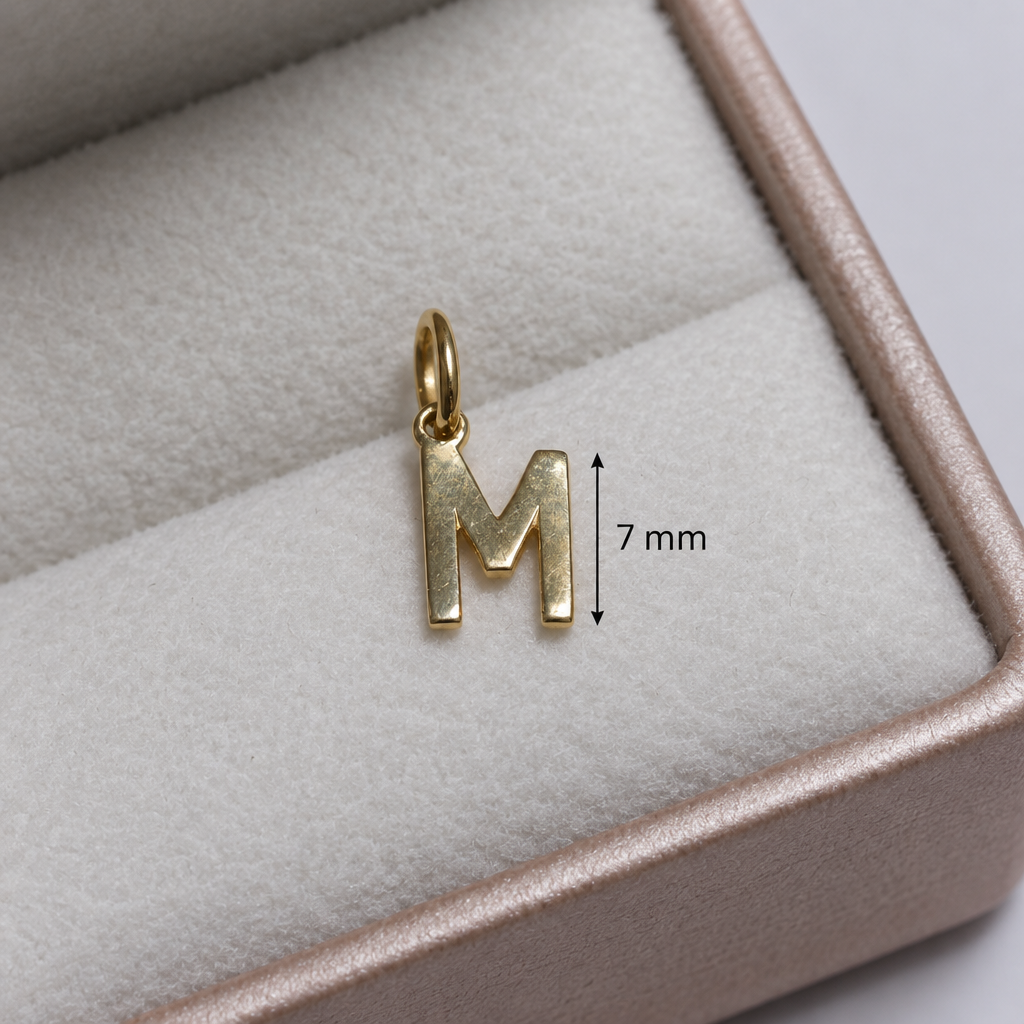 Dije de letra M en su caja con guía de 7 mm