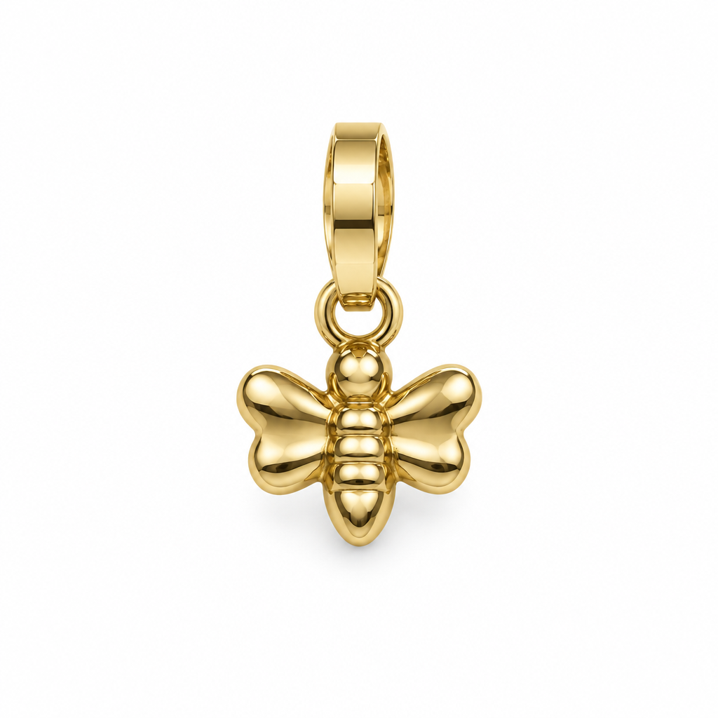 Dije de mariposa sobre fondo blanco