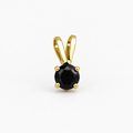 Dije de piedra negra en fondo blanco