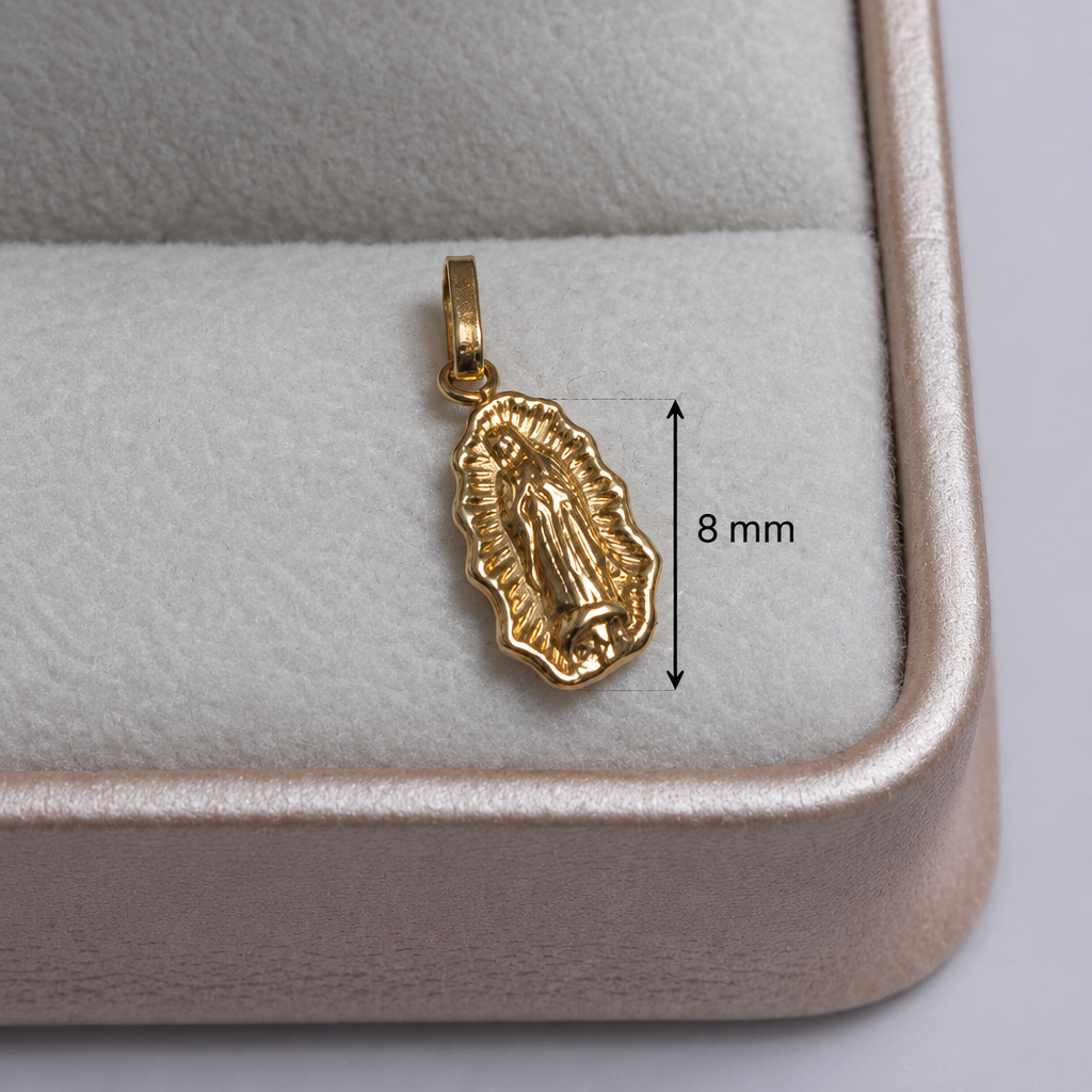 Dije dorado en su caja con guía de 8 mm