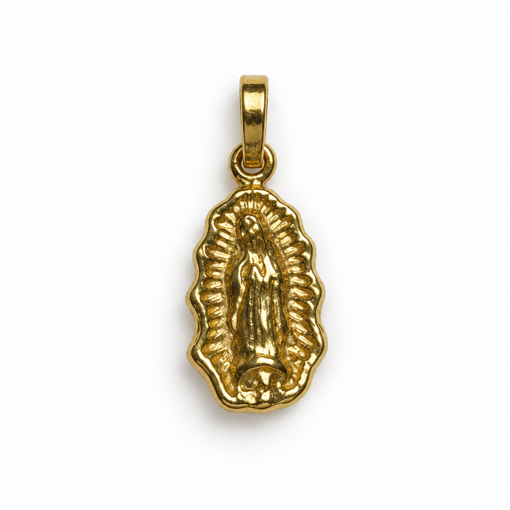 Dije dorado sobre fondo blanco