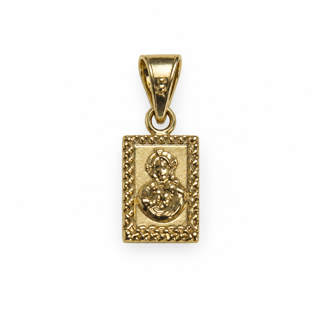 Dije rectangular dorado sobre fondo blanco