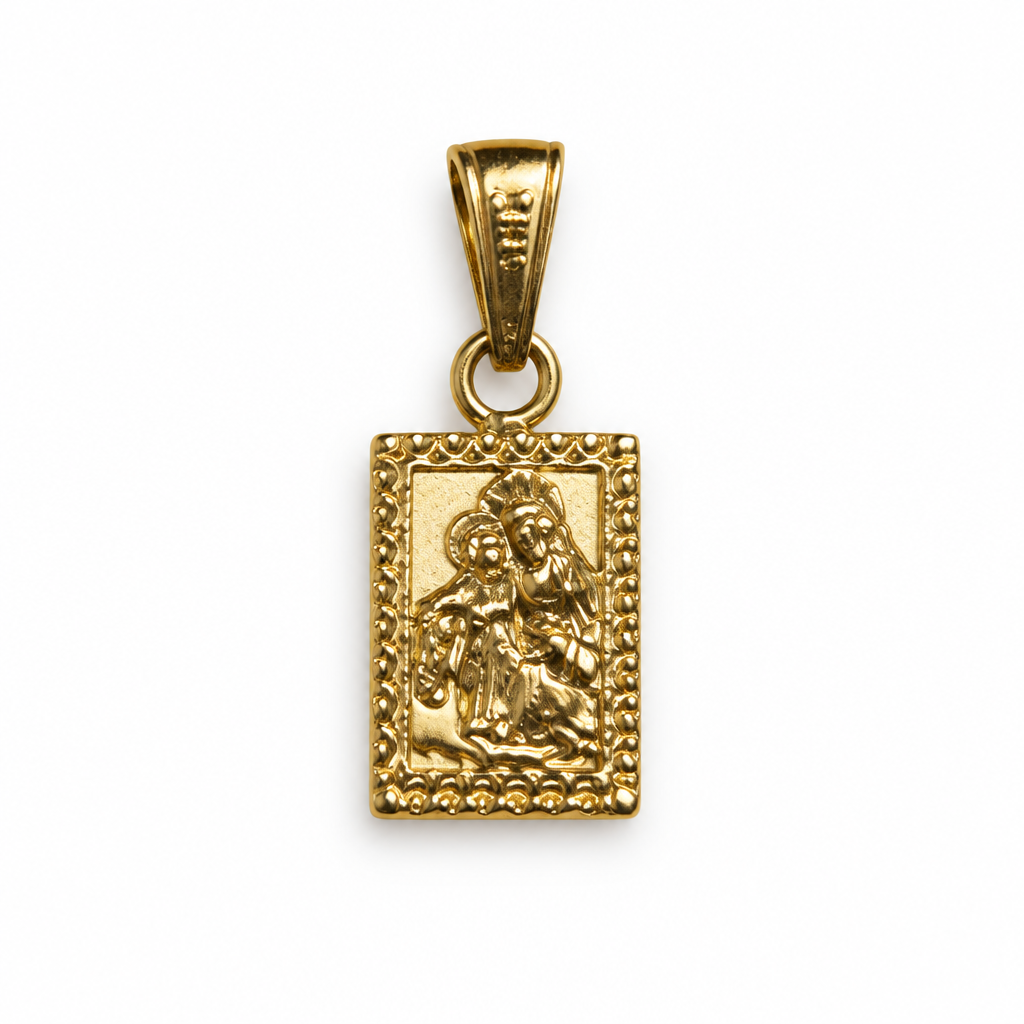 Dije rectangular dorado sobre fondo blanco