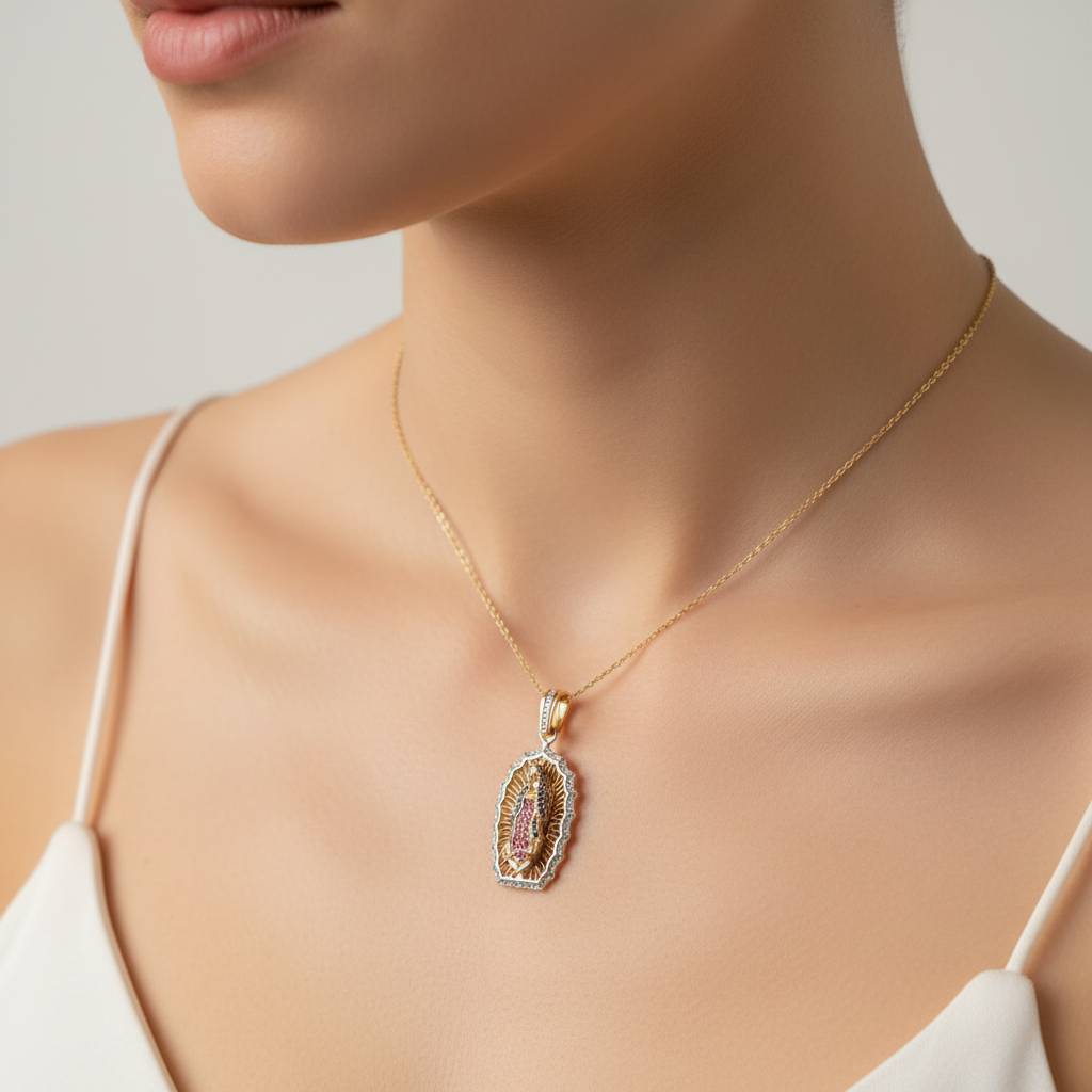 Dije Virgen de Guadalupe puesto en cuello