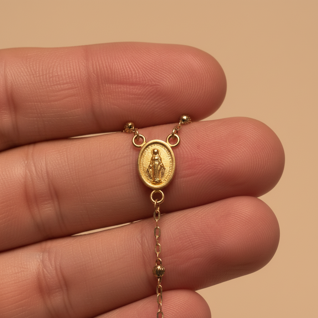 Dije Virgen Milagrosa sostenido en mano