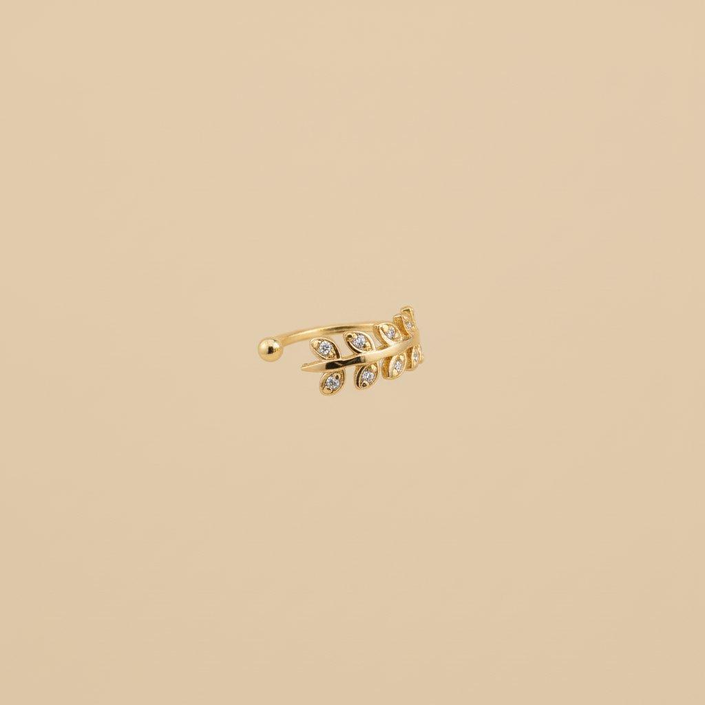 Ear cuff de oro con flores - Fondo plano