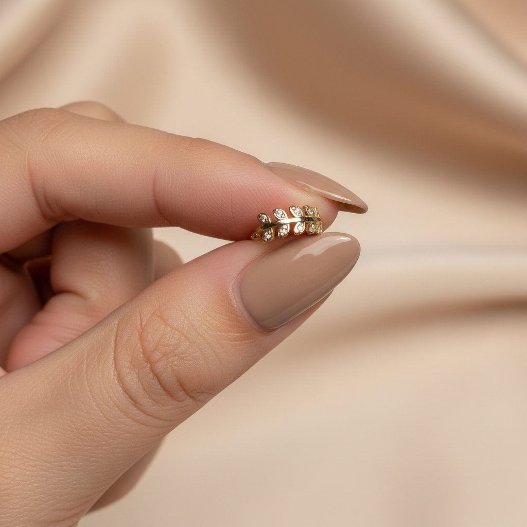 Ear cuff de oro con flores - Mano con uñas perfectas