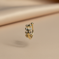 Ear cuff de oro con flores - Otro ángulo
