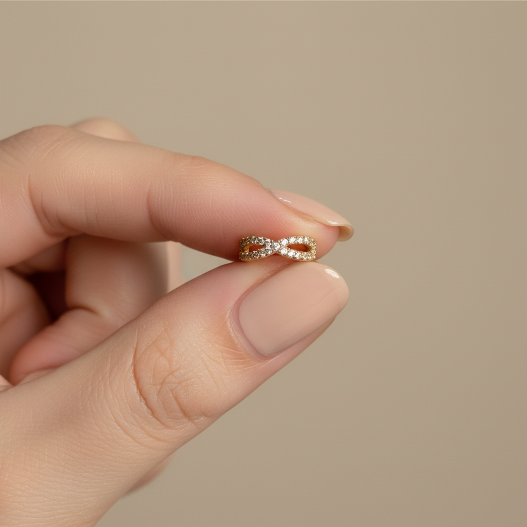 Ear cuff de oro trenzado - Mano con uñas bien pintadas