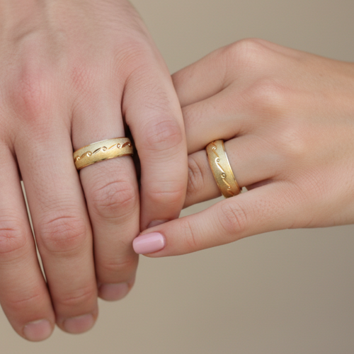 Mano hombre y mujer con anillos punto