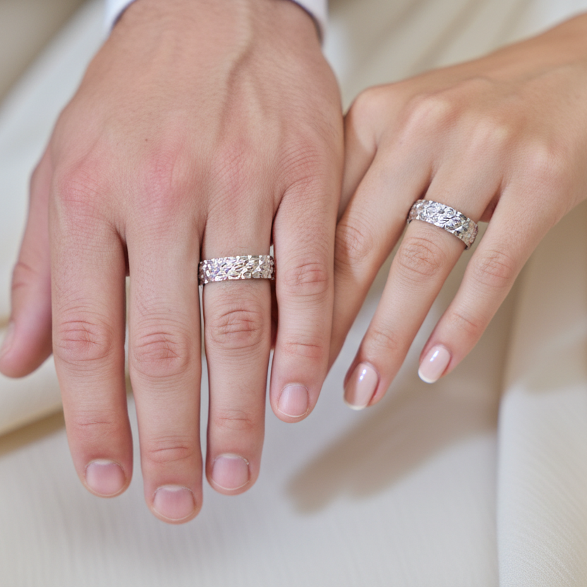 Manos pareja casada con anillos soleado