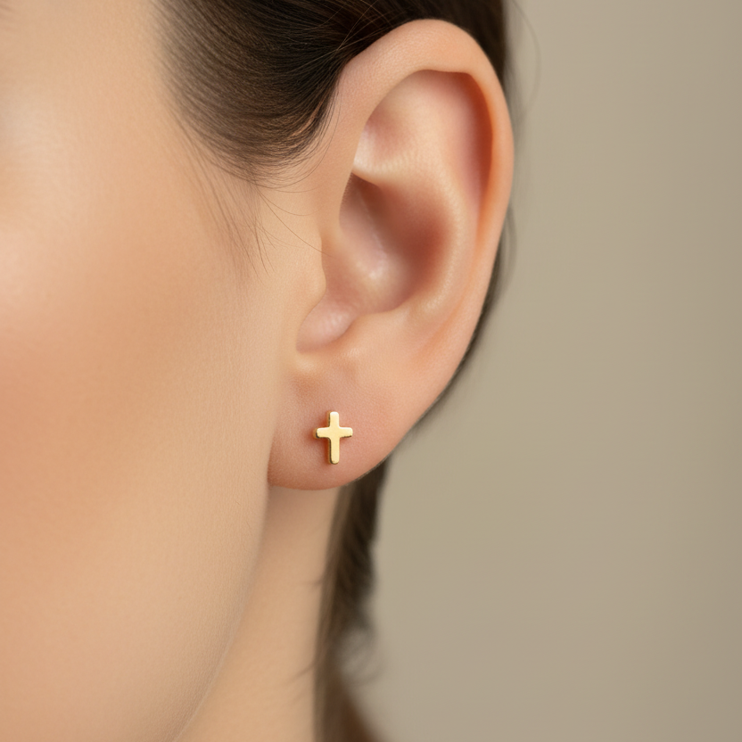 Mini arete de oro cruz en oreja