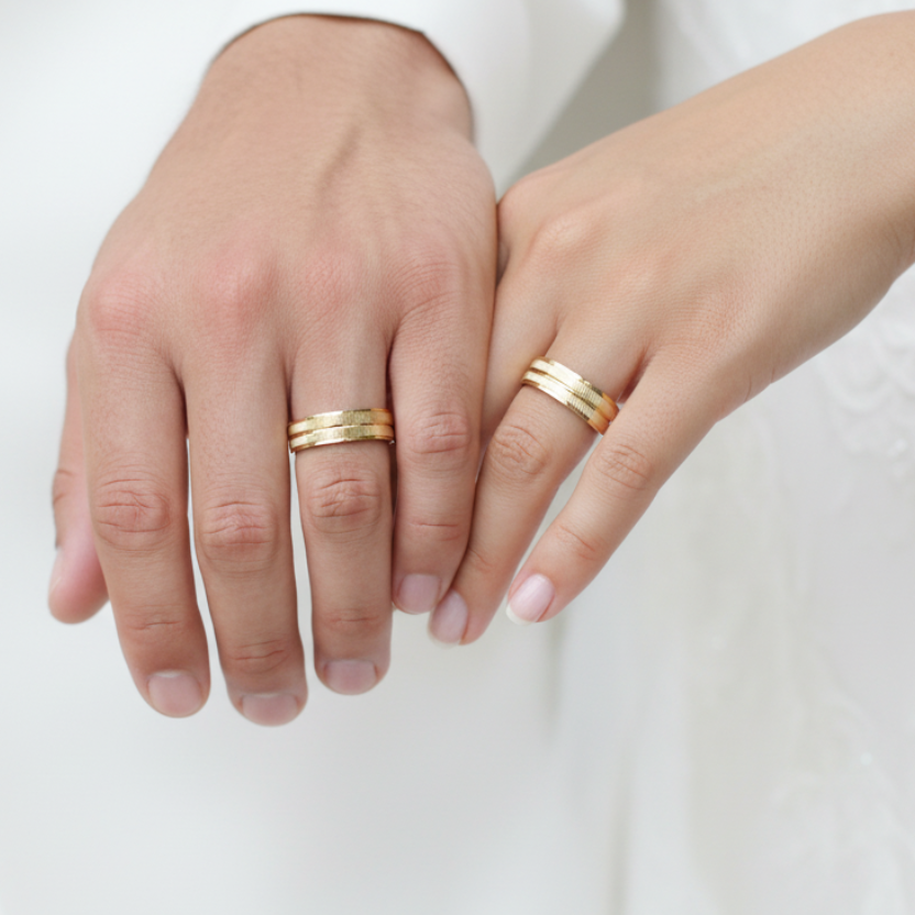 Pareja con anillos de boda