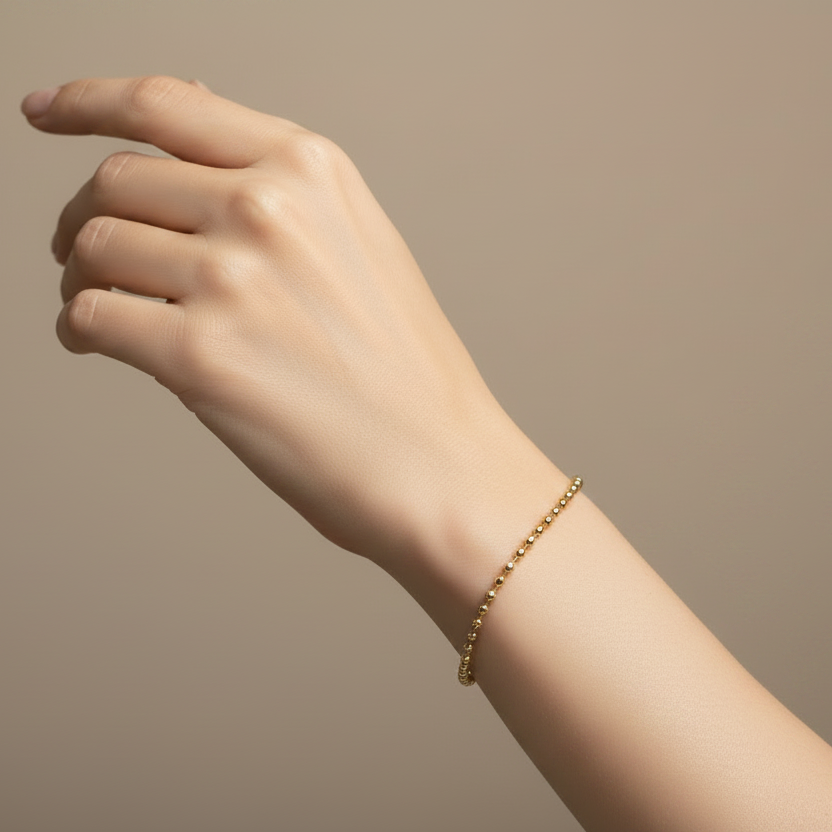 Pulsera ajustada en mano elegante