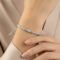 Pulsera balines diamantados en mano