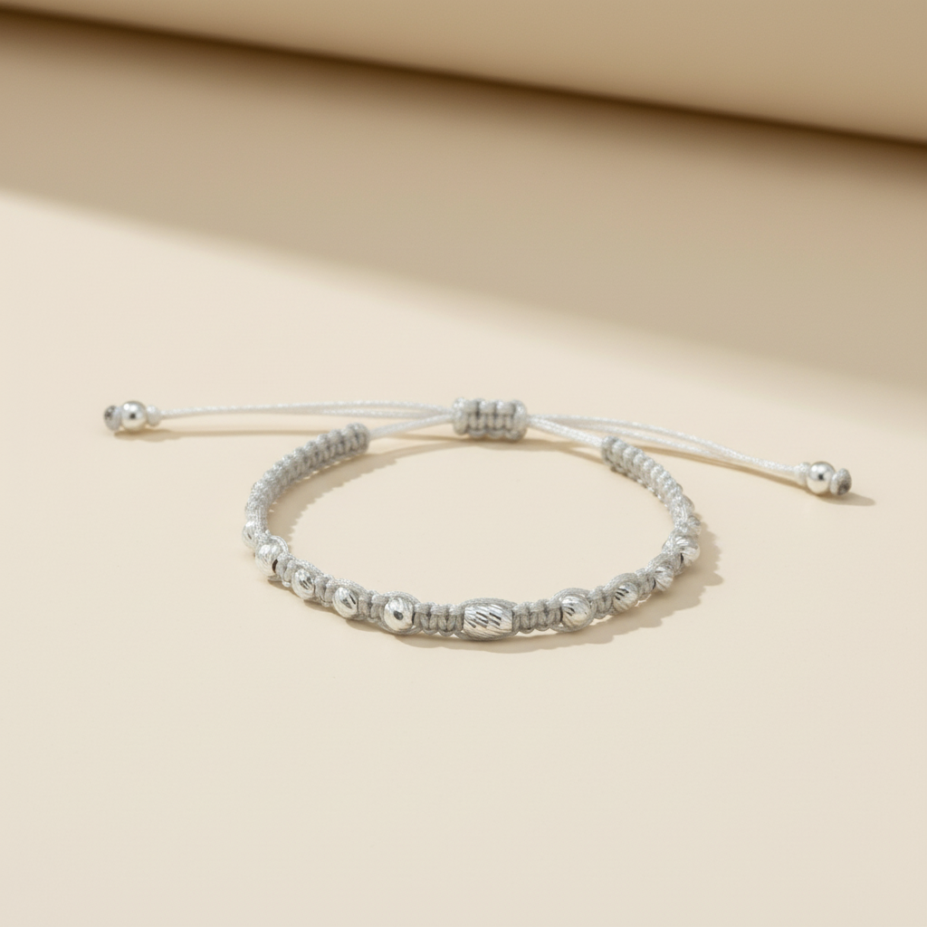 Pulsera blanca fondo minimalista