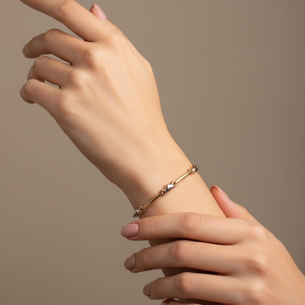 Pulsera corazones bicolor - mano elegante