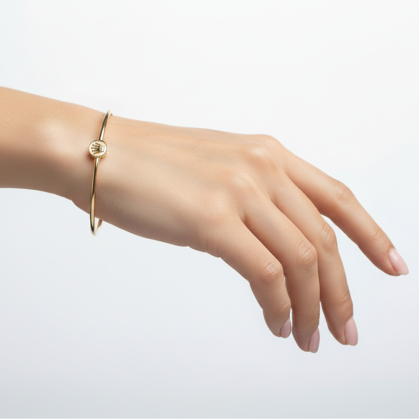 Pulsera coronita ajustada en muñeca