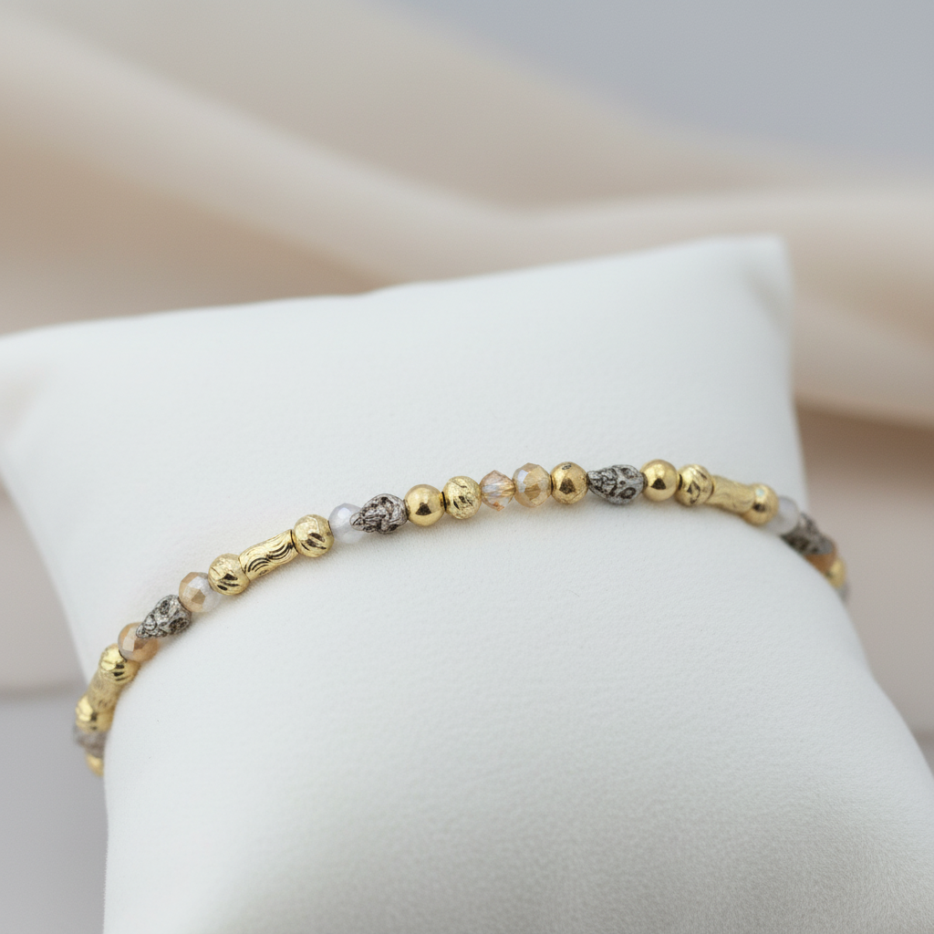 Pulsera en almohada blanca