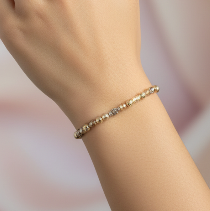 Pulsera en mano femenina