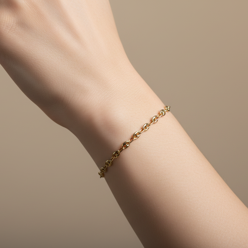 Pulsera eslabones en mano elegante