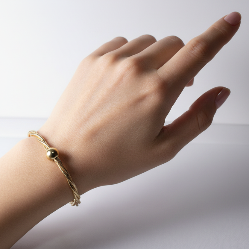 Pulsera oro en mano delicada