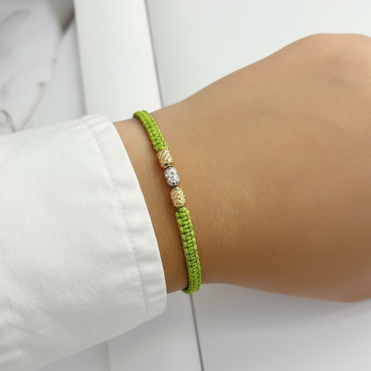 Pulsera tejida atlas en mano