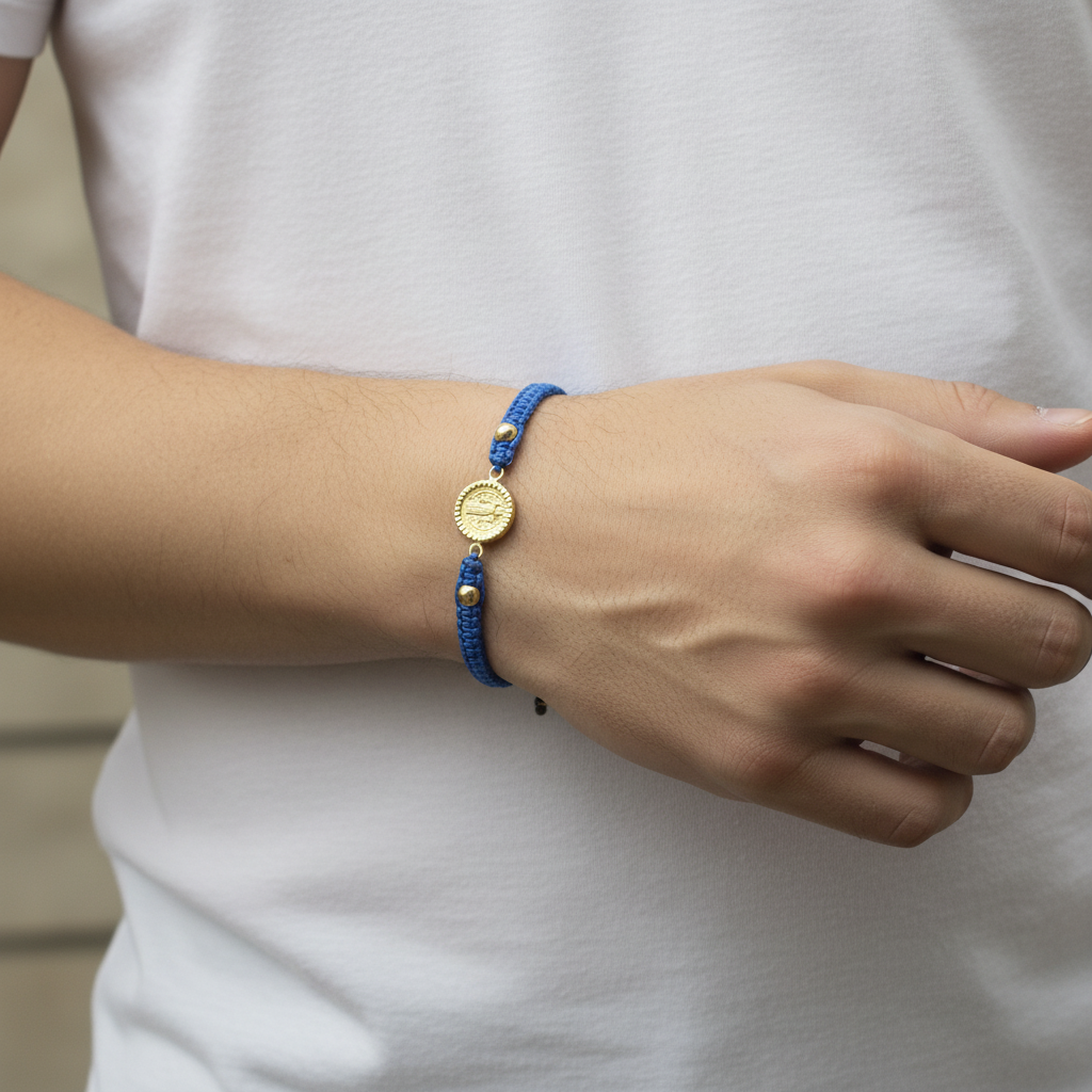 Pulsera tejida Benedictus lux en mano de hombre