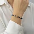 Pulsera tejida caballista en mano