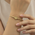 Pulsera tejida Centro close-up on hand