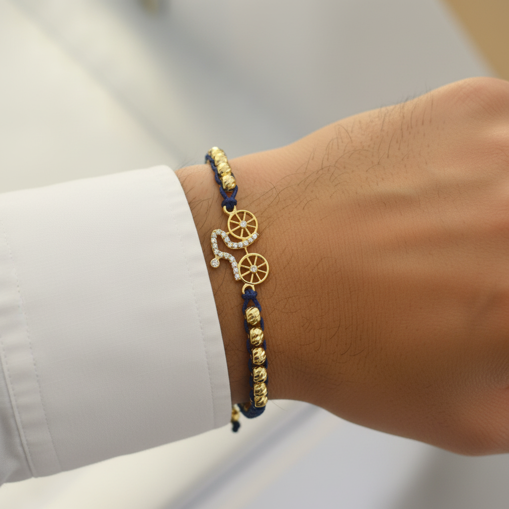 Pulsera tejida ciclista en mano de hombre