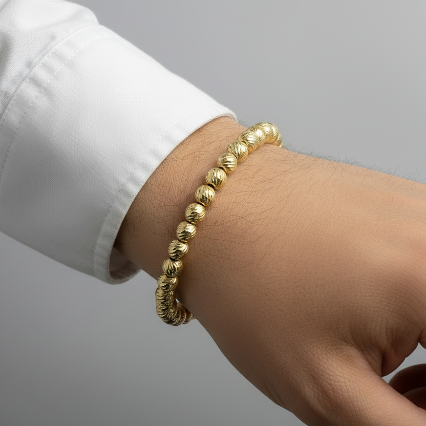 Pulsera tejida diamantada en mano de hombre
