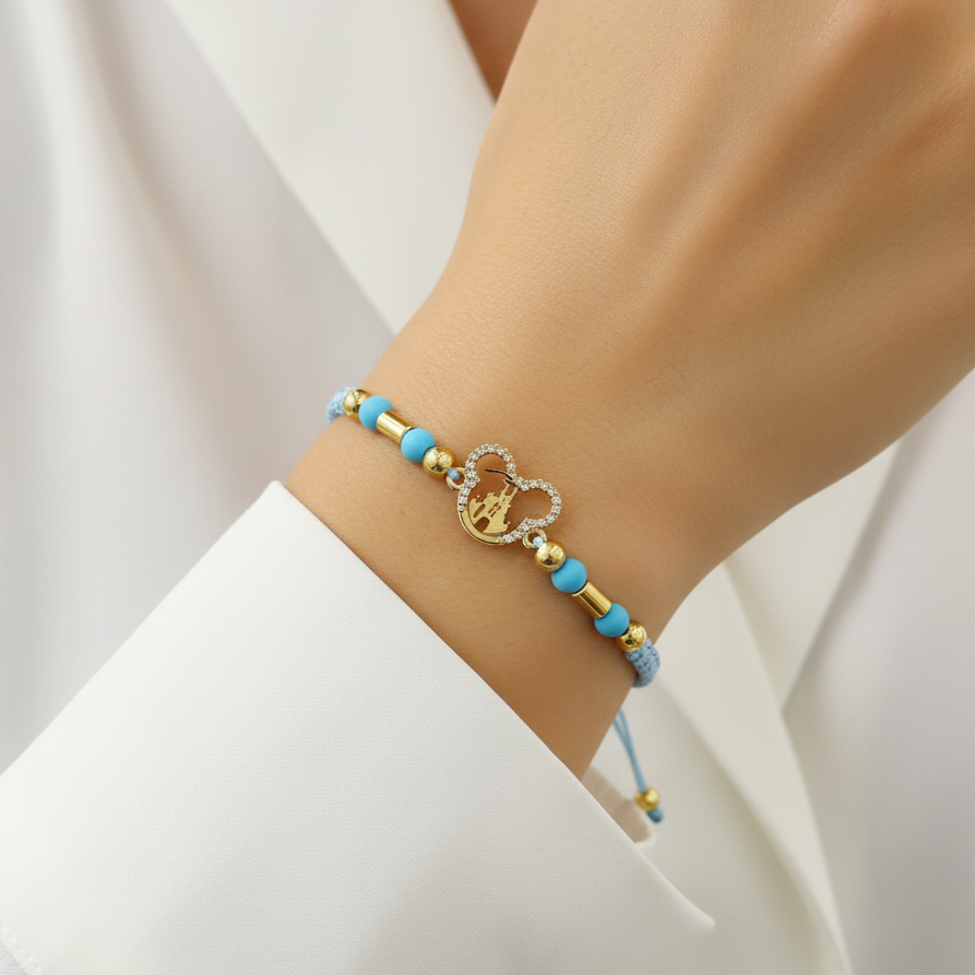 Pulsera tejida dreams en mano