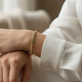Pulsera tejida esperanza en mano