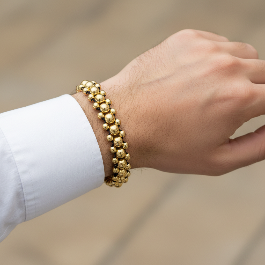 Pulsera tejida espiral en mano de hombre - alternativa