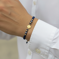 Pulsera tejida guadalupana en mano de hombre