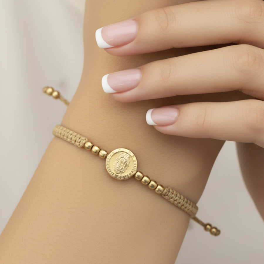Pulsera tejida Guadalupe with French manicure