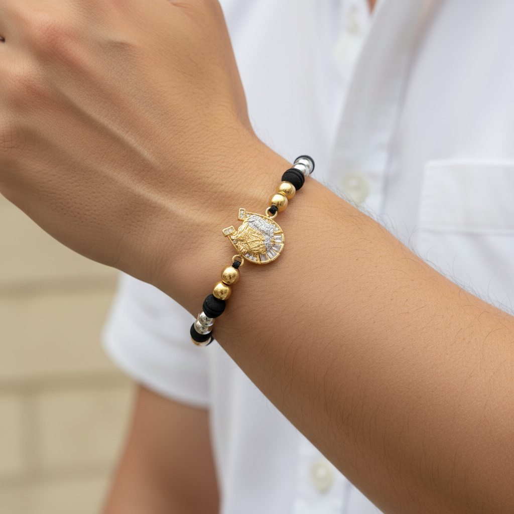 Pulsera tejida herradura en mano de hombre