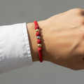Pulsera tejida humble en mano de hombre