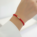 Pulsera tejida icon en mano - orden correcto