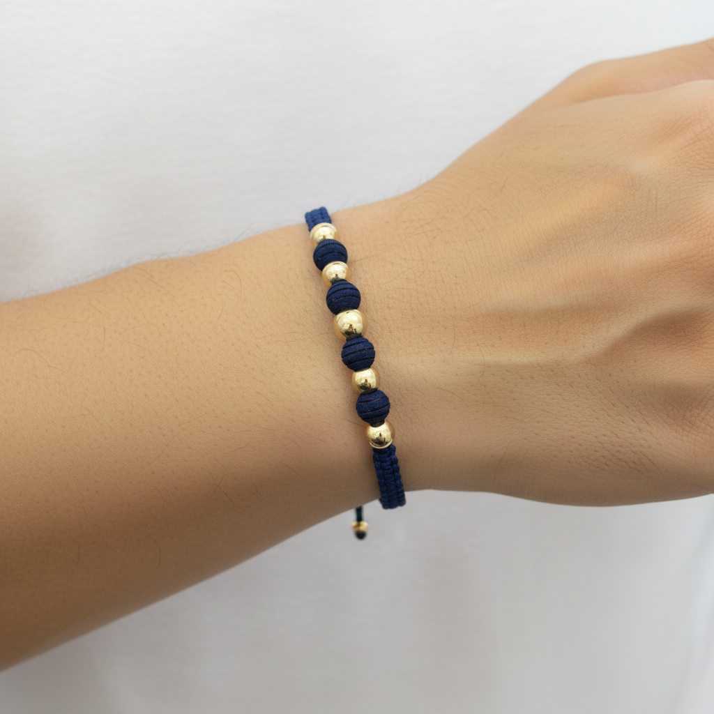 Pulsera tejida intermitente en mano de hombre