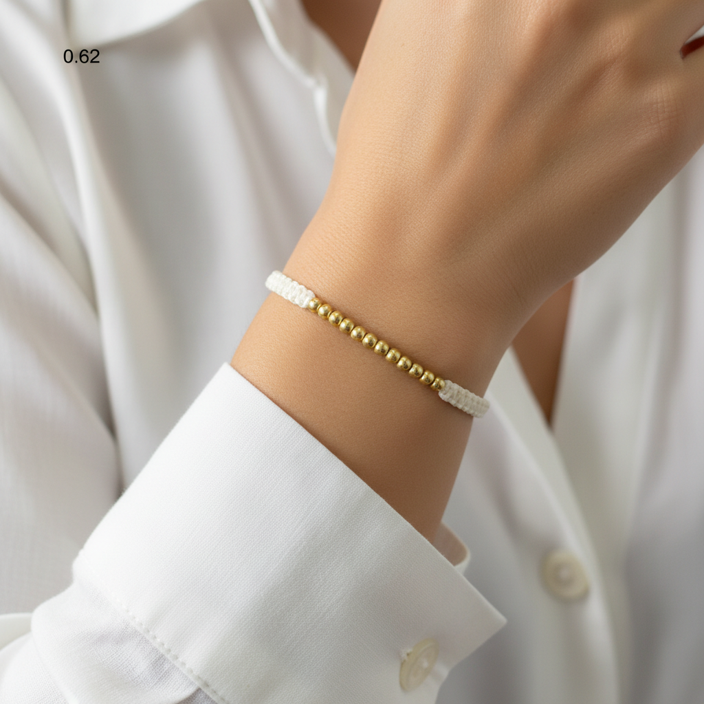Pulsera tejida invicta en mano