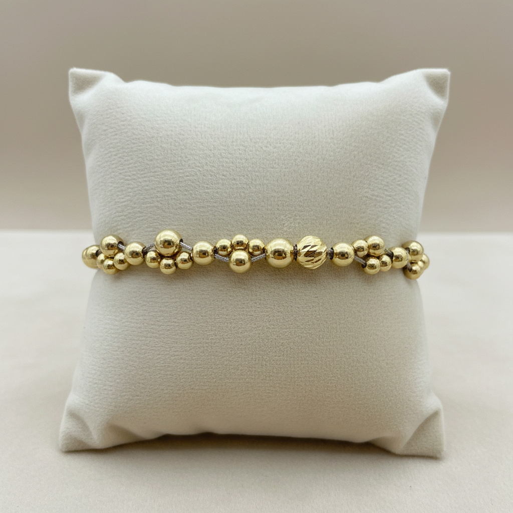 Pulsera tejida Irregular en almohada de exhibición