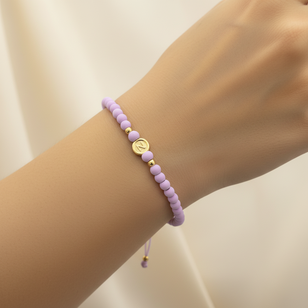 Pulsera tejida Letra on delicate hand
