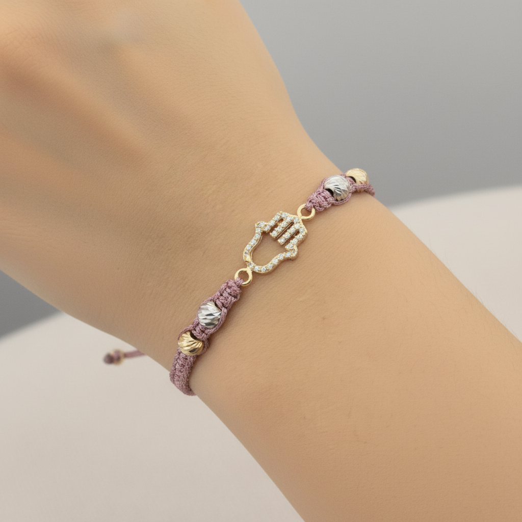 Pulsera tejida mano on delicate hand